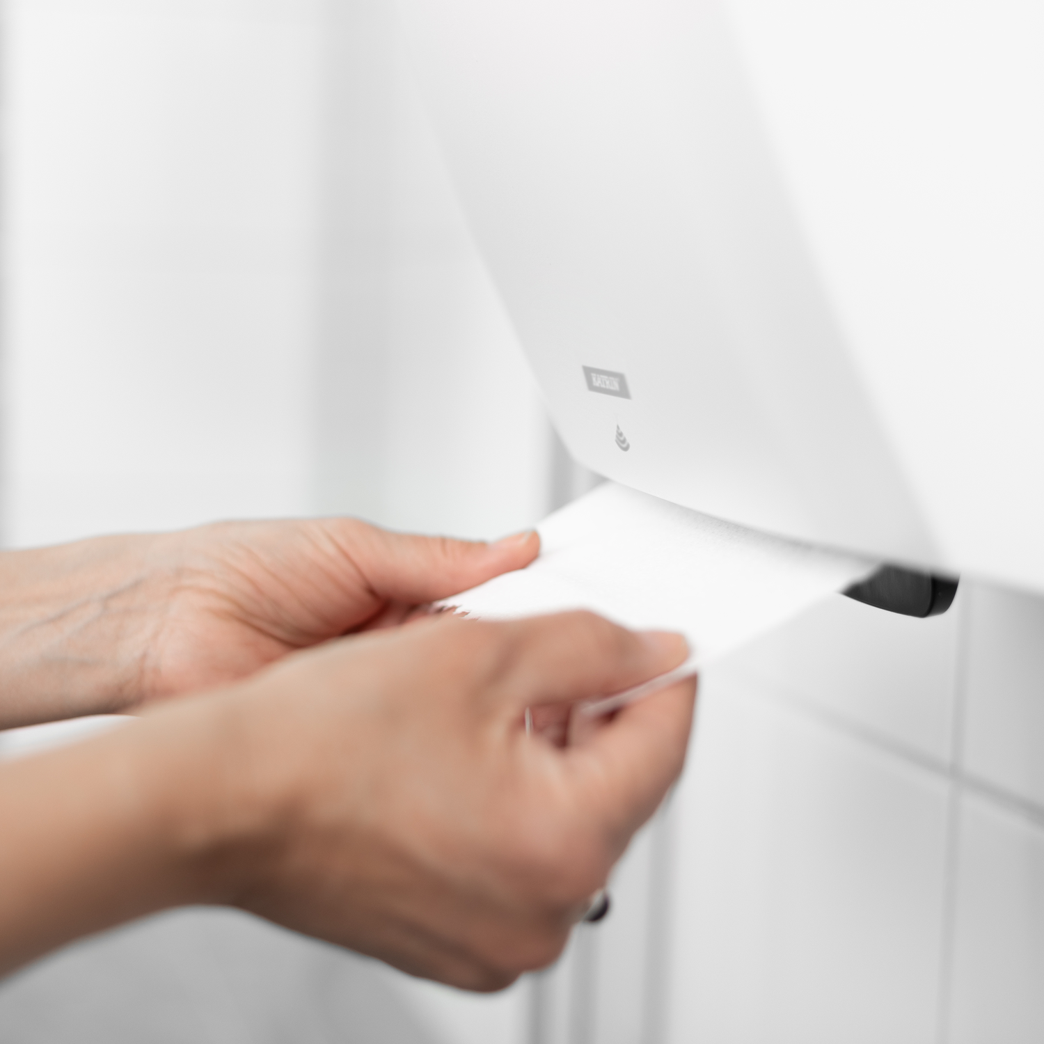 Distributeur de rouleaux d'essuie-mains hybride Katrin avec fonction capteur